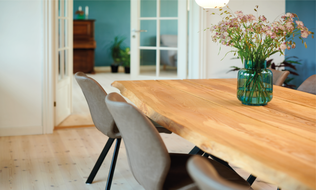 bord og gulv i hjemmet